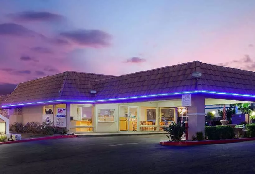 בית מלון כפרי Knights Inn Palmdale Ca