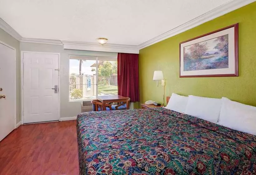 בית מלון כפרי Knights Inn Palmdale Ca