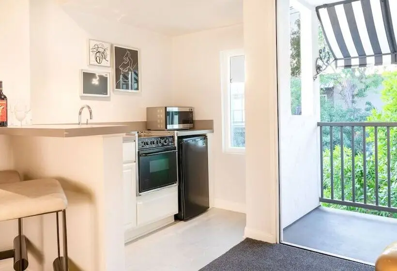 Отель Montrose At Beverly Hills