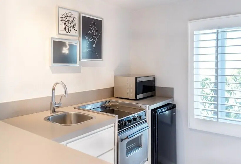 Отель Montrose At Beverly Hills