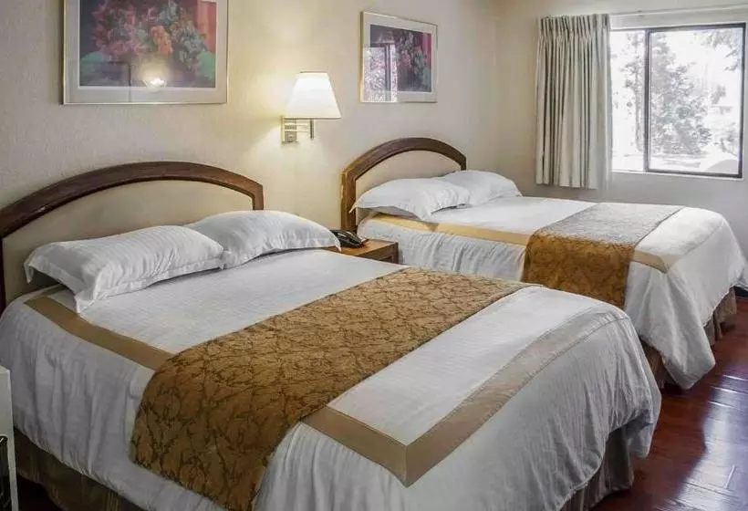 Szálloda Rodeway Inn & Suites