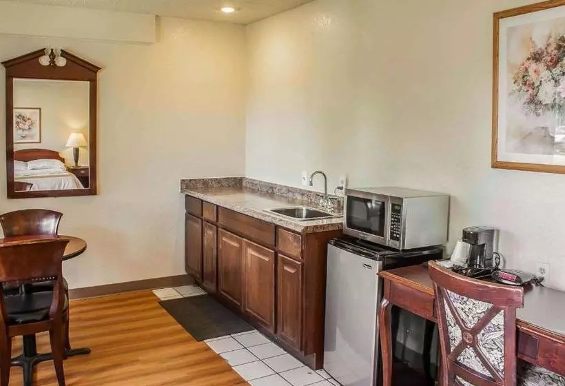 Szálloda Rodeway Inn & Suites