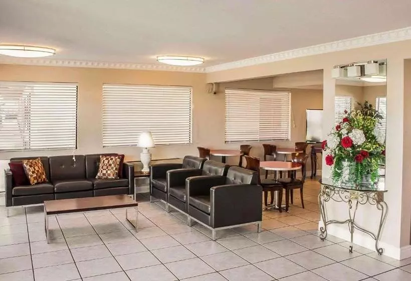 Szálloda Rodeway Inn & Suites