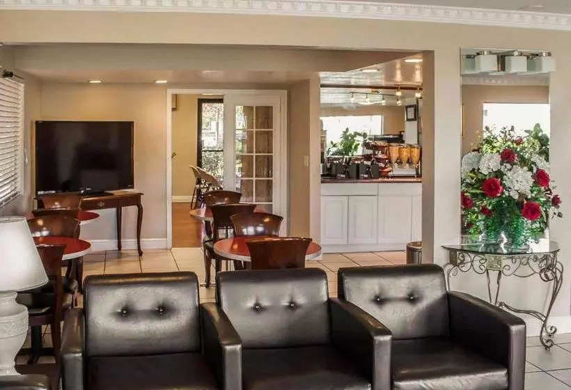 Szálloda Rodeway Inn & Suites