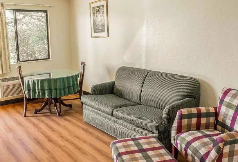 Szálloda Rodeway Inn & Suites