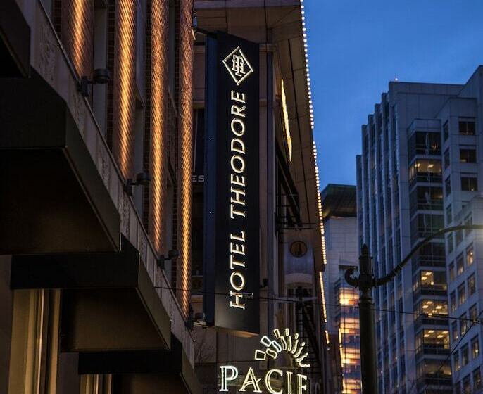 هتل Theodore