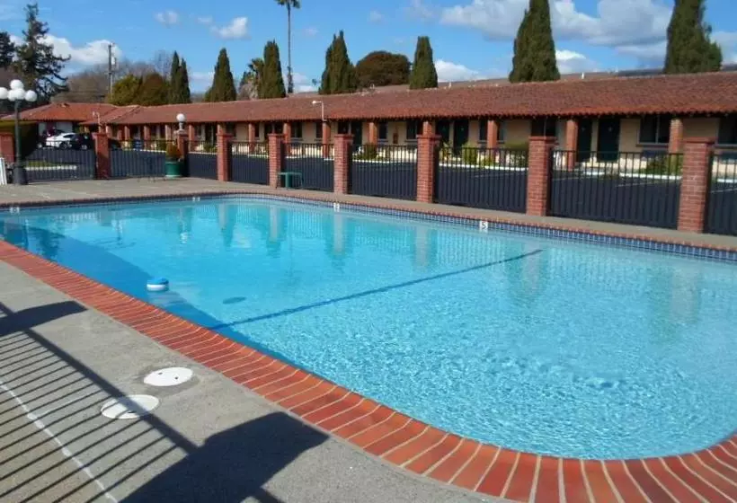 Отель Wine Valley Lodge