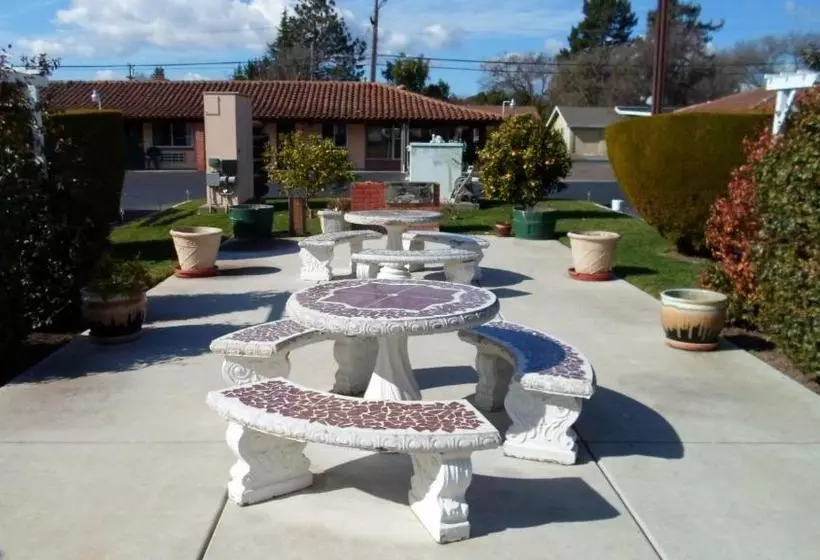 Отель Wine Valley Lodge