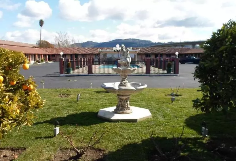 Отель Wine Valley Lodge