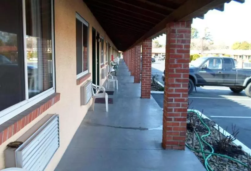 Отель Wine Valley Lodge