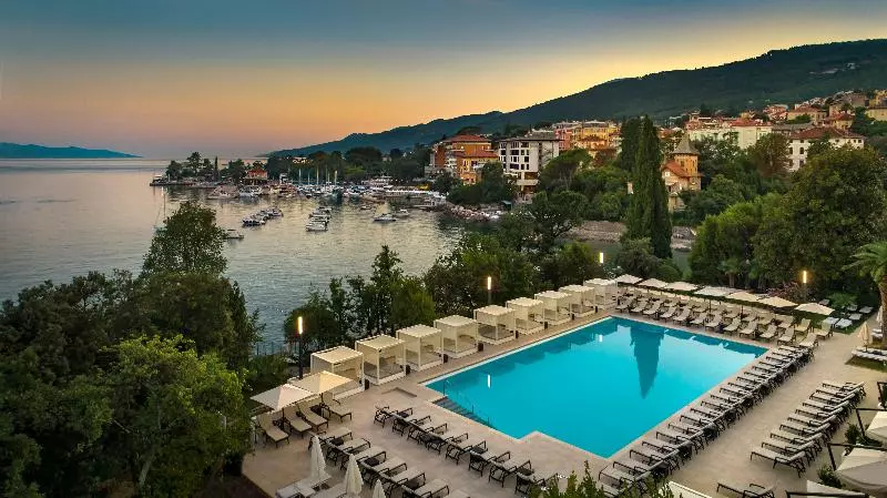 בית מלון כפרי Ambasador  Liburnia