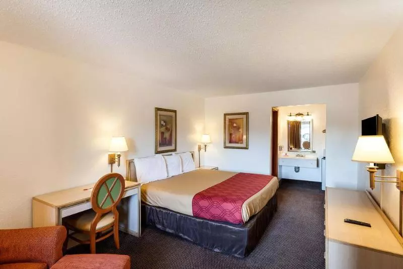 酒店 Econo Lodge Airport I35 North