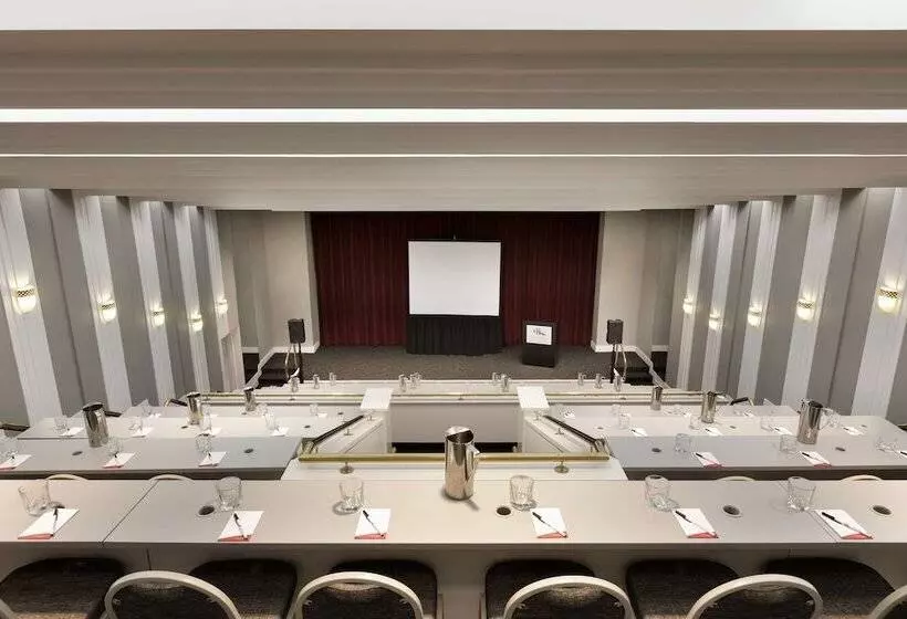 فندق Laguardia Plaza