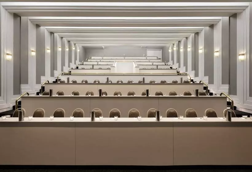 فندق Laguardia Plaza