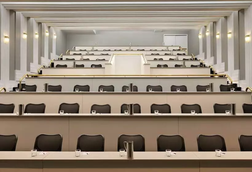 فندق Laguardia Plaza