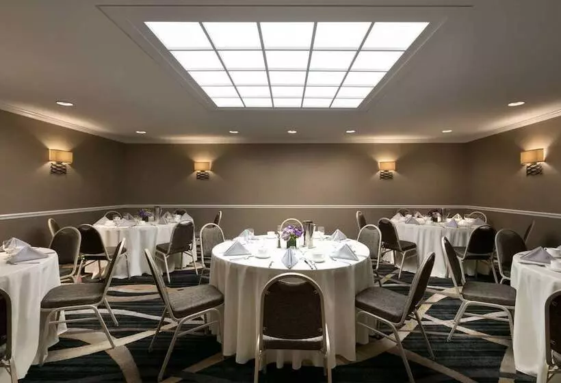 فندق Laguardia Plaza