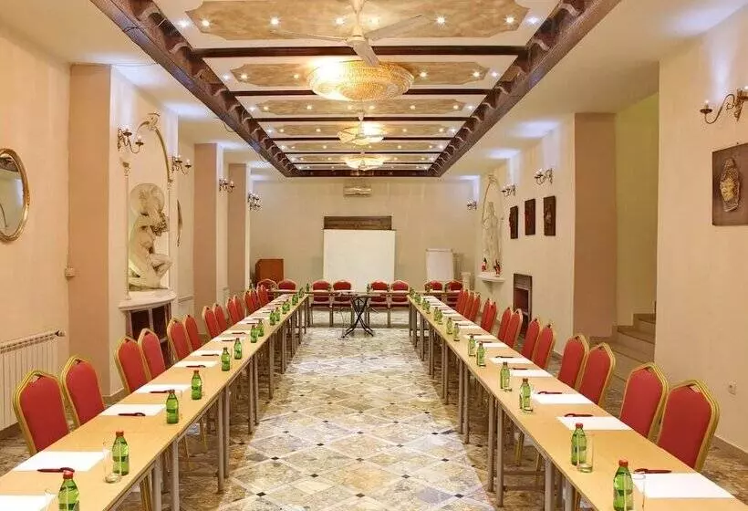 هتل Queen S Astoria Design