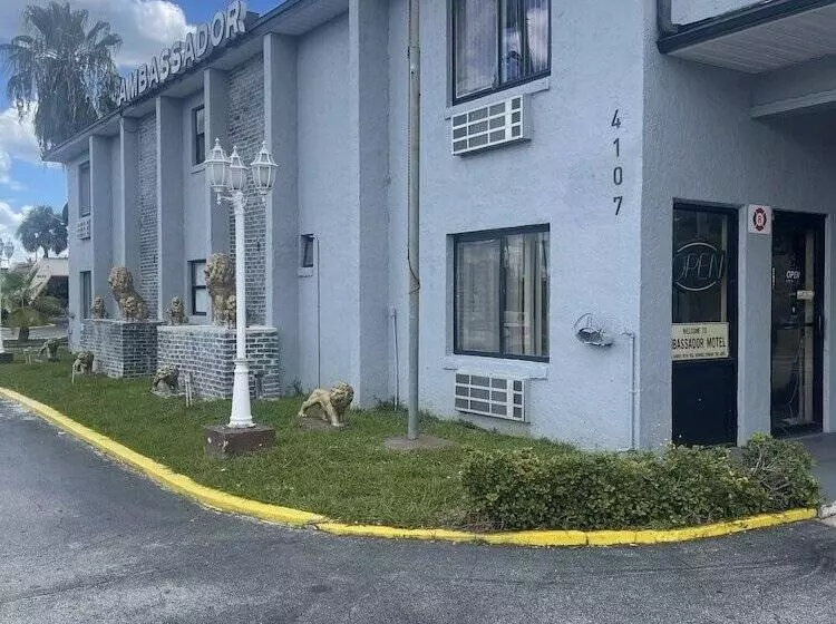 모텔 Ambassador Inn