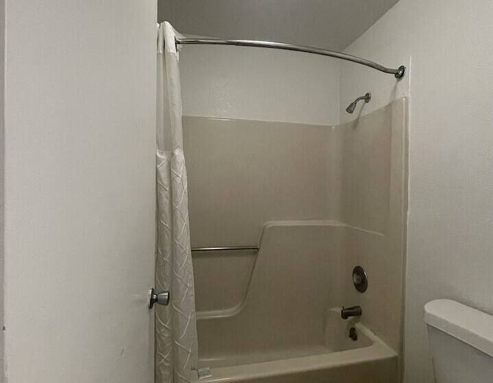 مُتل Ambassador Inn