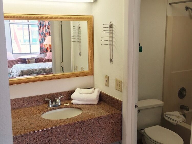 مُتل Ambassador Inn