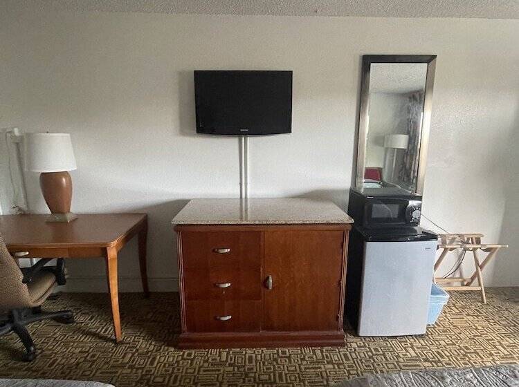 مُتل Ambassador Inn