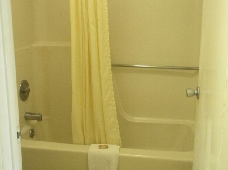 مُتل Ambassador Inn