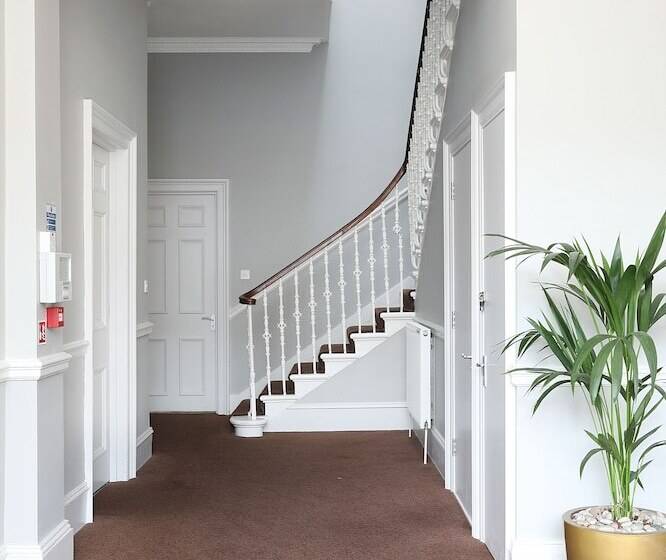 Cairn Hotel & Apartments