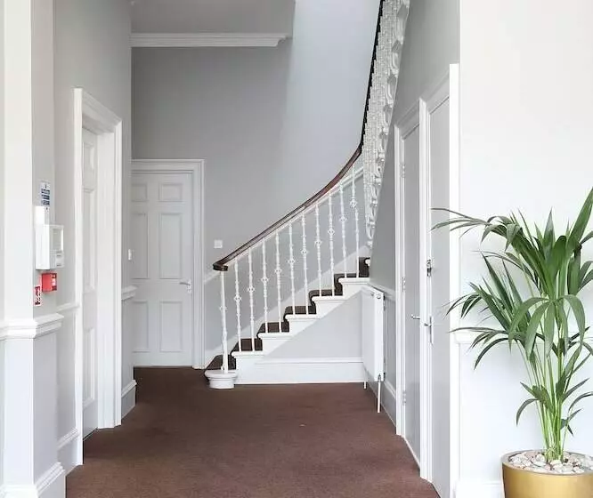 Cairn Hotel & Apartments