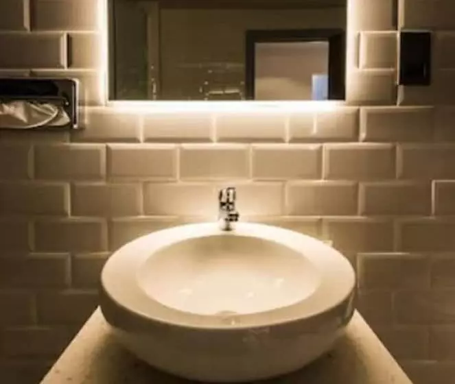 Cairn Hotel & Apartments