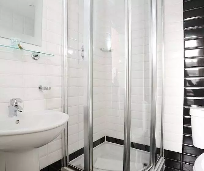 Cairn Hotel & Apartments