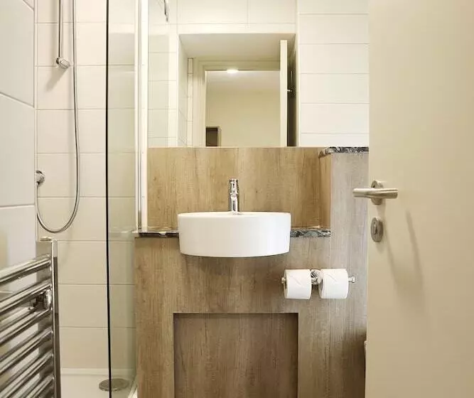 Cairn Hotel & Apartments