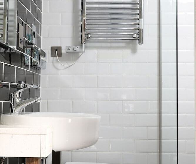 Cairn Hotel & Apartments