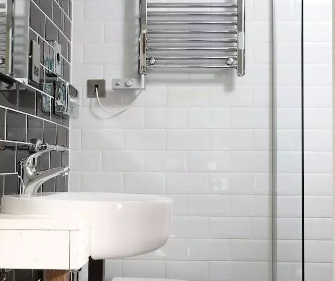 Cairn Hotel & Apartments