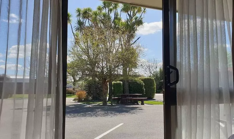 בית מלון כפרי Commodore Motor Lodge