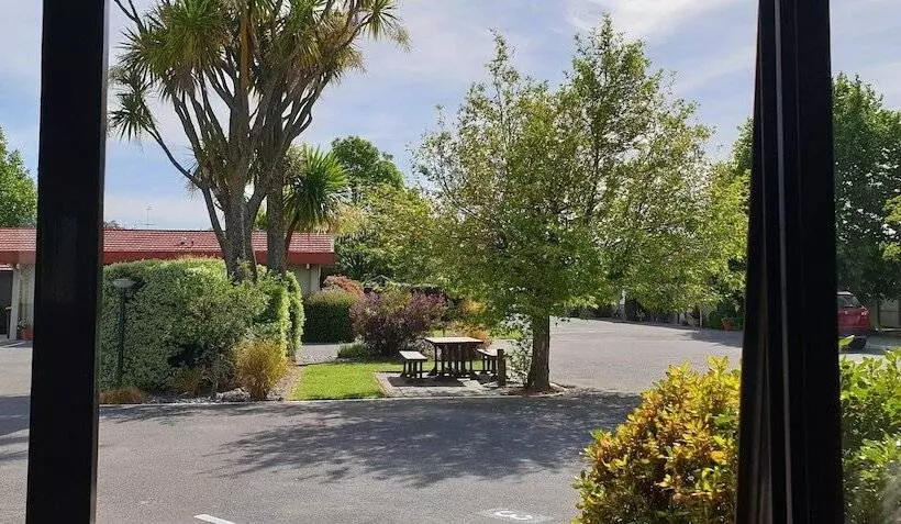 בית מלון כפרי Commodore Motor Lodge