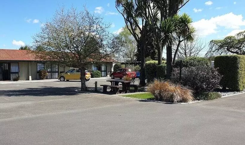 בית מלון כפרי Commodore Motor Lodge