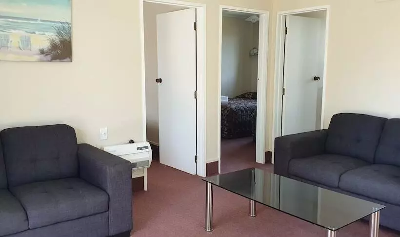 בית מלון כפרי Commodore Motor Lodge