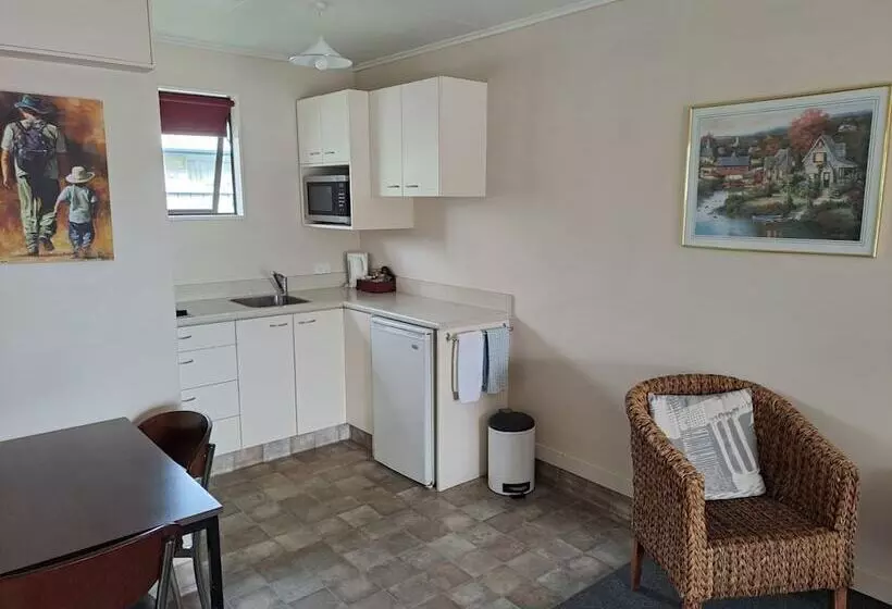 בית מלון כפרי Commodore Motor Lodge