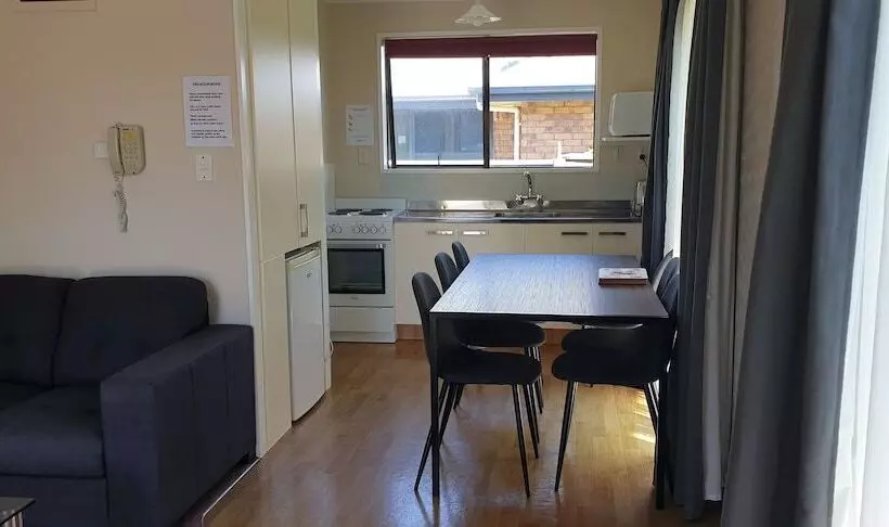 בית מלון כפרי Commodore Motor Lodge