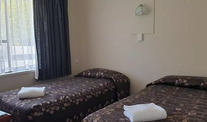 בית מלון כפרי Commodore Motor Lodge