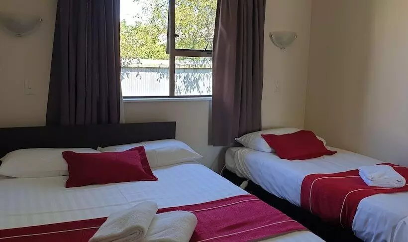 בית מלון כפרי Commodore Motor Lodge