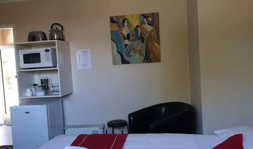 בית מלון כפרי Commodore Motor Lodge