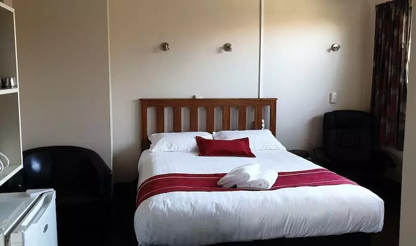 בית מלון כפרי Commodore Motor Lodge