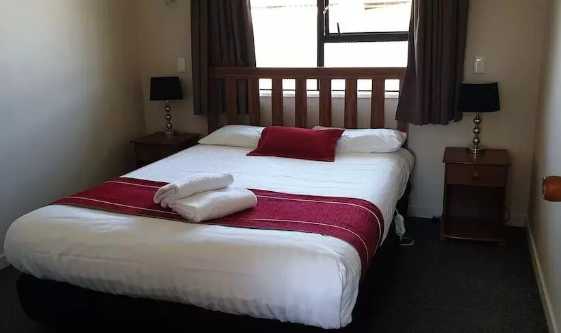 בית מלון כפרי Commodore Motor Lodge