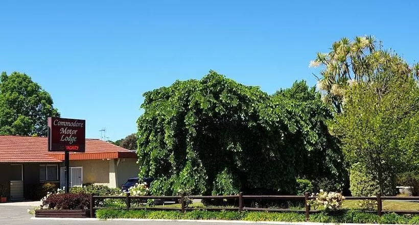 בית מלון כפרי Commodore Motor Lodge