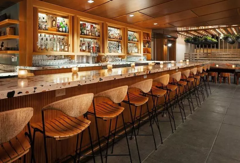 فندق The Laylow, Autograph Collection