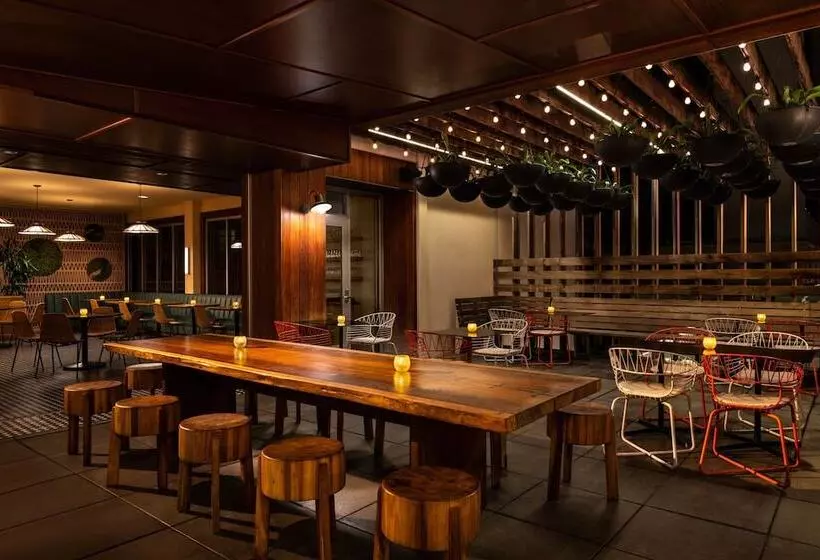 فندق The Laylow, Autograph Collection