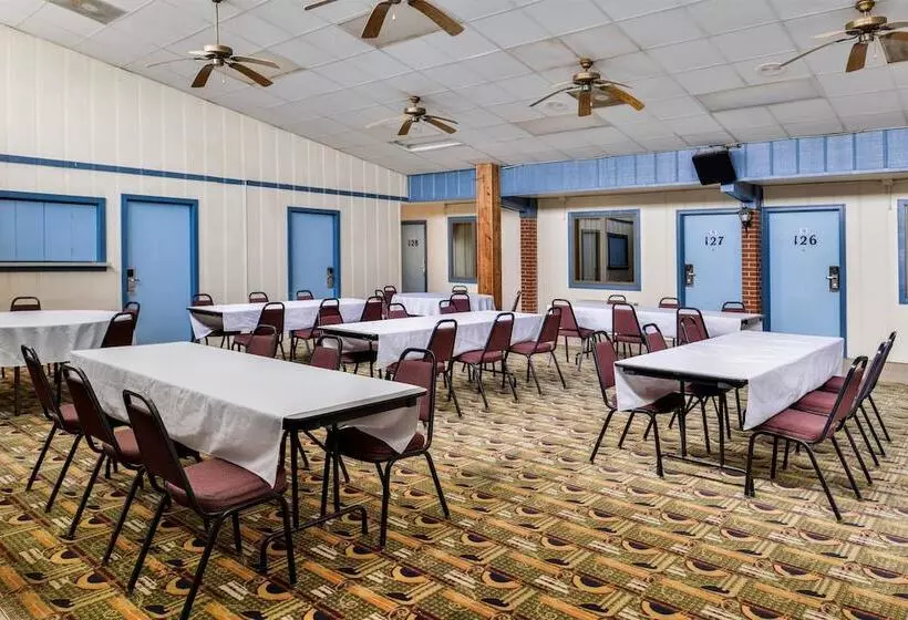 Отель Americas Best Value Inn Ellsworth