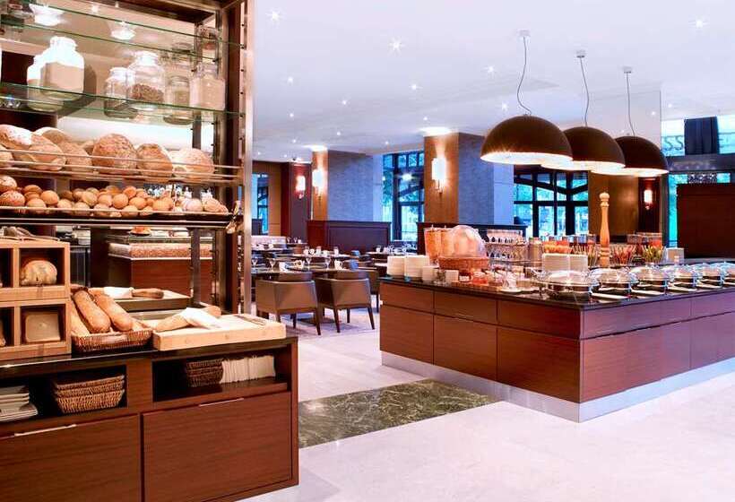 هتل Hilton Antwerp Old Town