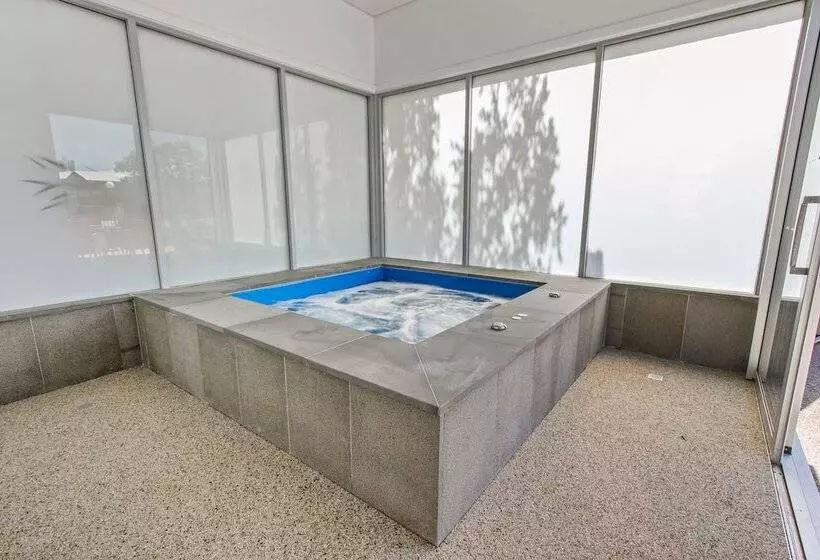 ホテル Bellevue On The Lakes